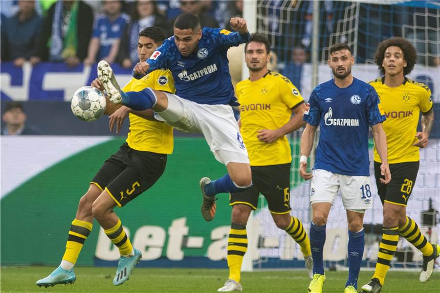 Schalke 04 ist auf dem Weg zu alter Stärke Ein Schalker Gewinner nach dem ersten Saisondrittel: Omar Mascarell (2.v.l.).