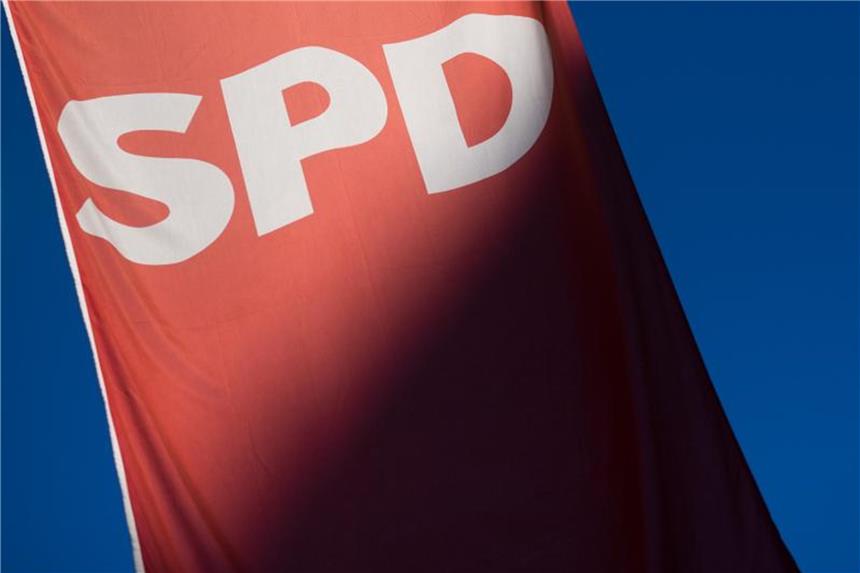 SPD in Nordrhein-Westfalen auf historischer Talfahrt Ein Schatten fällt auf eine Fahne mit dem SPD Logo. Foto: Julian Stratenschulte/Archiv