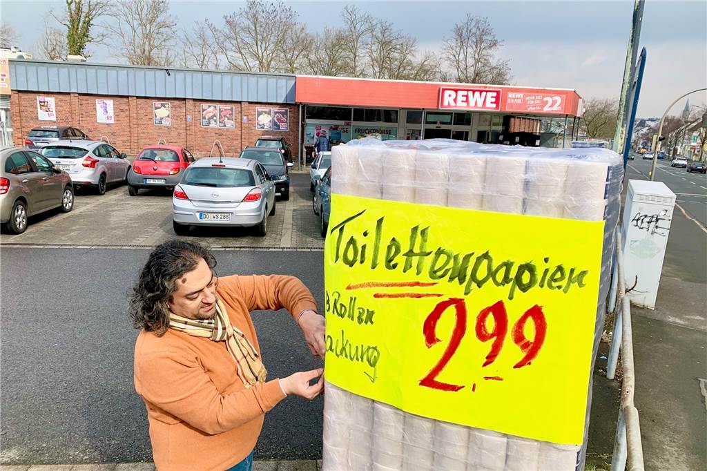Größter Dortmunder Klopapier-Schatz liegt im Süden der Stadt (mit Video) Ein Schatz in Aplerbeck: palettenweise Klopapier.