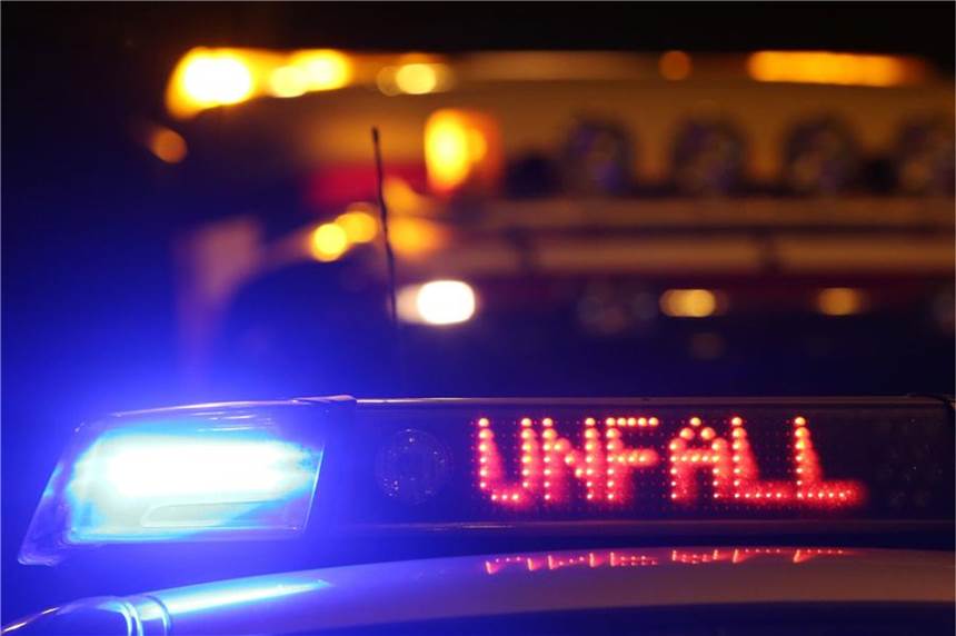 Schermbecker Autofahrer zieht Spur der Verwüstung hinter sich Ein Blaulicht auf einem Polizeifahrzeug, dazu die Leuchtschrift "Unfall".