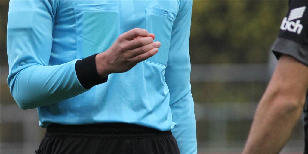Dortmunder Schiedsrichter lange gesperrt, weil er als Spieler seinen Konkurrenten angriff Ein Schiedsrichter darf viele Wochen keine Partien pfeifen - weil ihm als Spieler die Sicherungen durchbrannten.