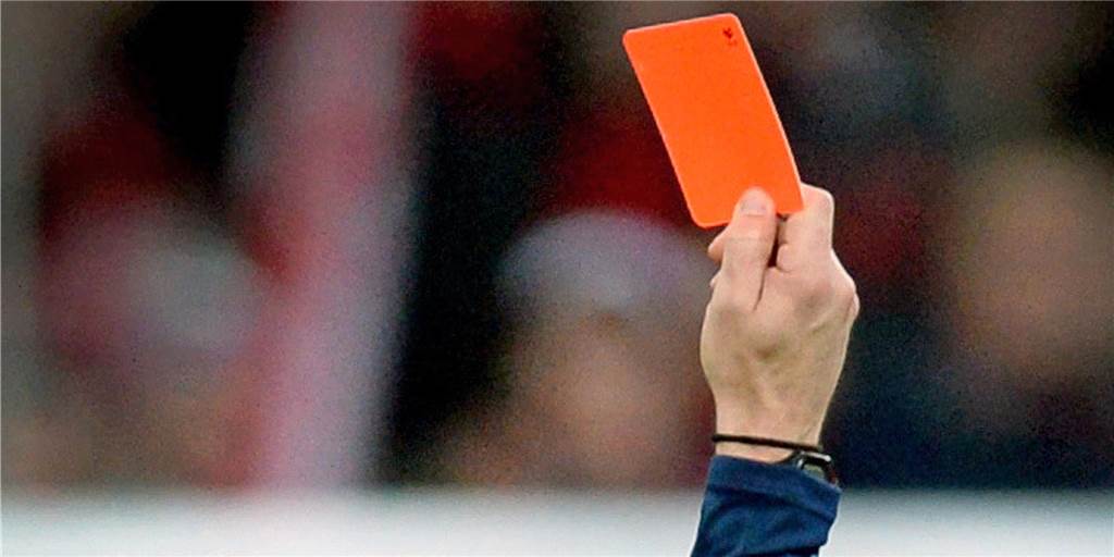 Spielabbruch in der Kreisliga: Rotsünder wirft dem Schiedsrichter den Ball gegen den Kopf Ein Schiedsrichter ist am Sonntag offenbar tätlich angegriffen worden. Er bekam einen Ball an den Kopf geworfen und brach die Partie ab.