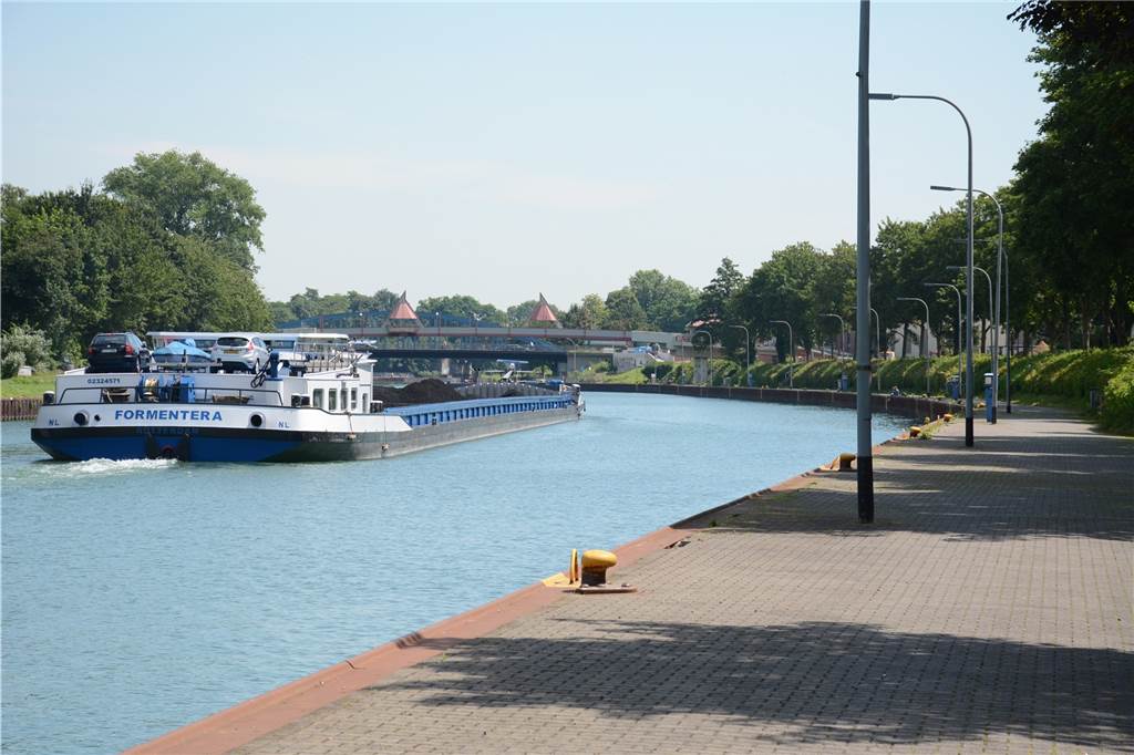 Sommerliches Pfingsten: Schwimmen im Kanal ist erlaubt, aber... Ein Schiff entwickelt starke Sogkräfte, denen sich kein Schwimmer entziehen kann.