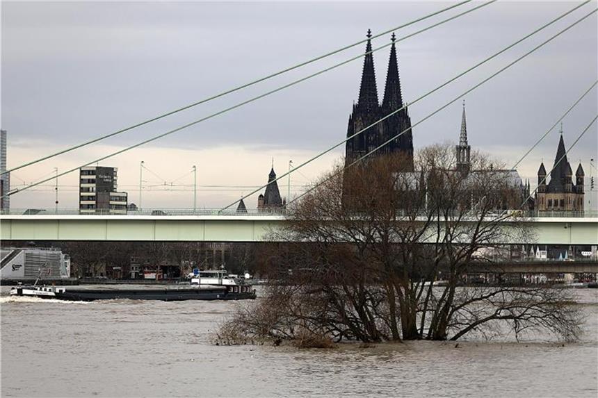 Rhein schwillt an: Sonntag sieben Meter in Köln möglich Ein Schiff fährt in Köln bei Hochwasser über den Rhein. Foto: Oliver Berg/Archiv