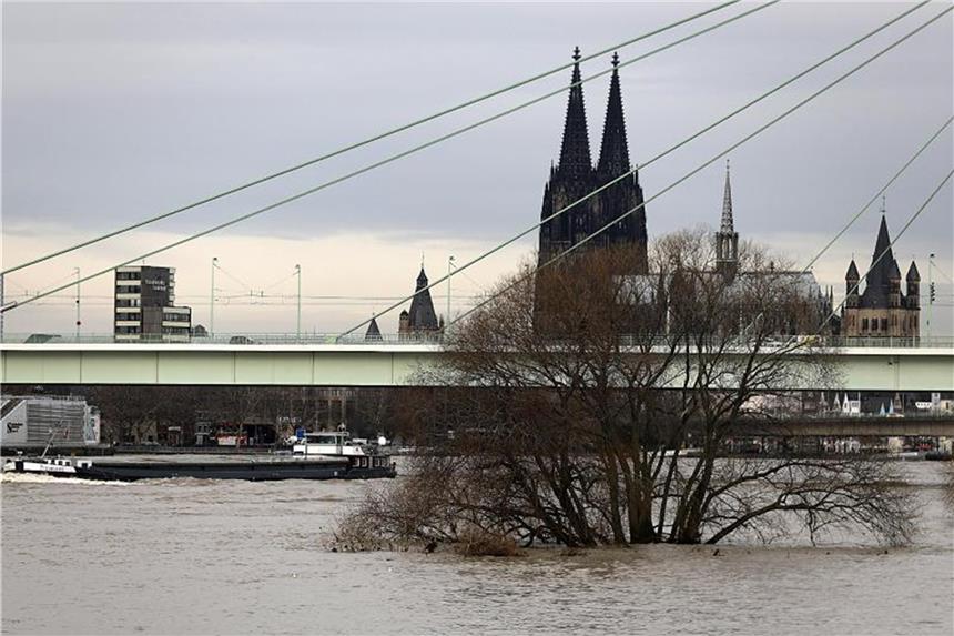 Schiffsverkehr auf dem Rhein wieder freigegeben Ein Schiff fährt in Köln über den über die Ufern getretenen Rhein. Foto: O. Berg