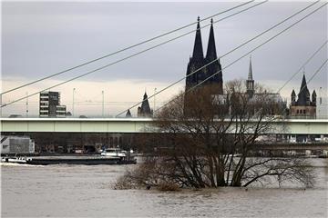 Ein Schiff fährt in Köln über den über die Ufern getretenen Rhein. Foto: O. Berg