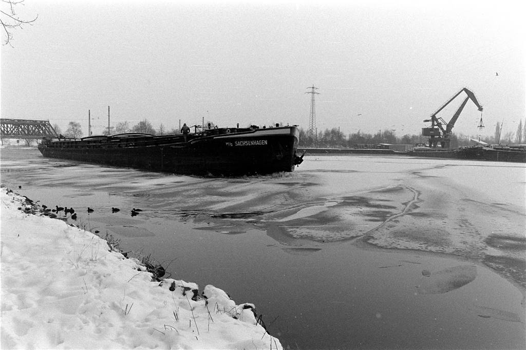 Ein Schiff im winterlichen Preußenhafen.