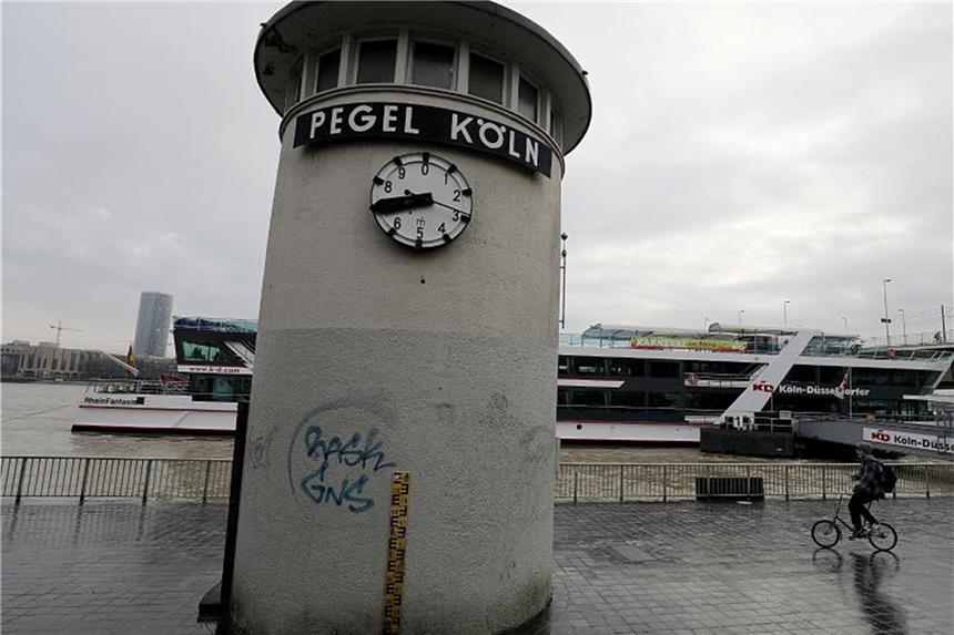 Hochwasser: Stopp für Schifffahrt ab Freitag möglich Ein Schiff liegt in Köln hinter dem Pegelhaus. Foto: Oliver Berg