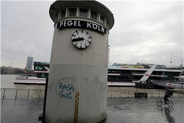 Ein Schiff liegt in Köln hinter dem Pegelhaus. Foto: Oliver Berg
