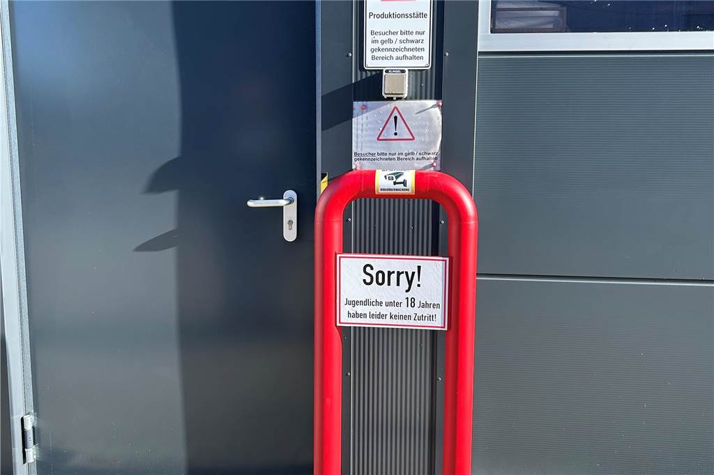 EvilToys ist Hersteller für BDSM-Möbel in Castrop-Rauxel Ein Schild am Eingang zu EvilToys liest: "Sorry! Jugendliche unter 18 Jahren haben leider keinen Zutritt."