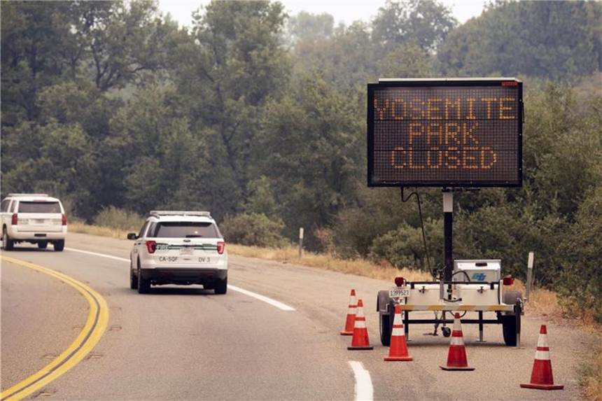 Yosemite-Tal wegen Waldbränden weiter geschlossen Ein Schild auf dem Highway 41 weist auf den geschlossenen Yosemite Nationalpark hin. Foto: Noah Berger