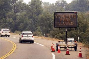 Ein Schild auf dem Highway 41 weist auf den geschlossenen Yosemite Nationalpark hin. Foto: Noah Berger