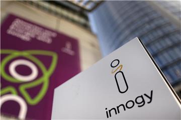 Ein Schild des Ökostrom-Konzerns Innogy. Foto: Ina Fassbender/Archiv