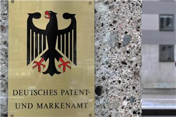 Ein Schild hängt am Eingang zum Deutschen Patent- und Markenamt. Foto: Frank Leonhardt/Archiv