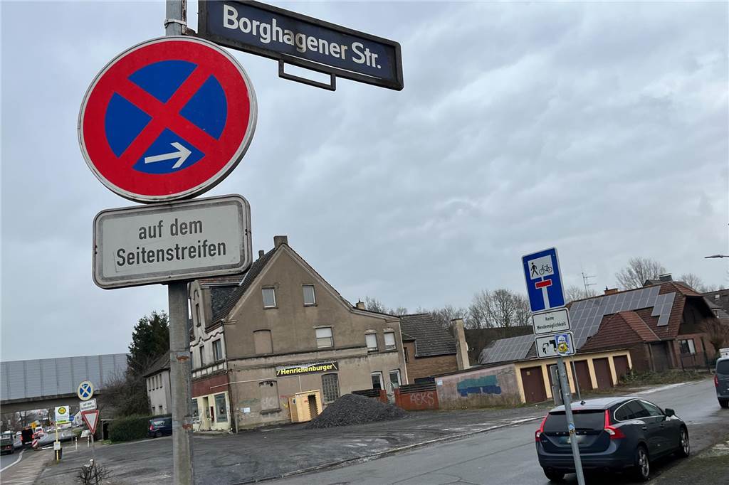 Ein Schild (hinten) weist zwar darauf hin, dass es in der Borghagener Straße keine Wendemöglichkeit für Lkw gibt, wurde aber durch Fußball-Sticker teilweise überklebt.