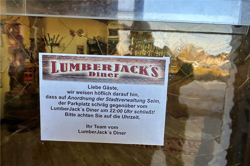 Lumberjack’s Diner: Stress mit der Schranke auf Parkplatz gegenüber Ein Schild im Eingang des Lumberjack's Diners weist die Gäste darauf hin, dass der Parkplatz gegenüber um 22 Uhr schließt.