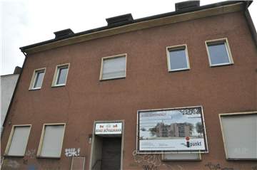 Ein Schild kündigt Veränderungen an der Preußenstraße 20 an: Das Gebäude, in dem viele Jahre die Gaststätte "Haus Hövelmann" war, wird einem Komplex mit 20 Wohnungen weichen. Der Baubeginn hat sich durch Corona verzögert.