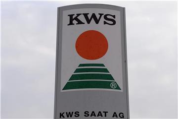 Ein Schild mit dem Logo der KWS Saat AG. Foto: Peter Steffen/Archiv