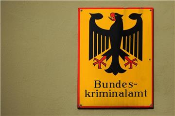 Ein Schild mit der Aufschrift "Bundeskriminalamt". Foto: Fredrik von Erichsen/Archiv