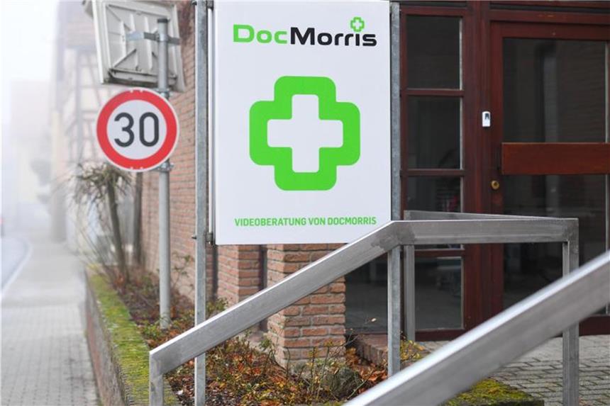 DocMorris will an Apothekenautomaten festhalten Ein Schild mit der Aufschrift „DocMorris - Videoberatung von DocMorris“.