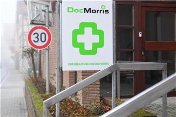 Ein Schild mit der Aufschrift „DocMorris - Videoberatung von DocMorris“. 