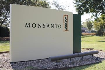 Ein Schild mit der Aufschrift Monsanto steht am Eingang der Firma. Die US-Kartellbehörden haben die Übernahme durch Bayer genehmigt. Foto: Daniel Dreifuss/Archiv