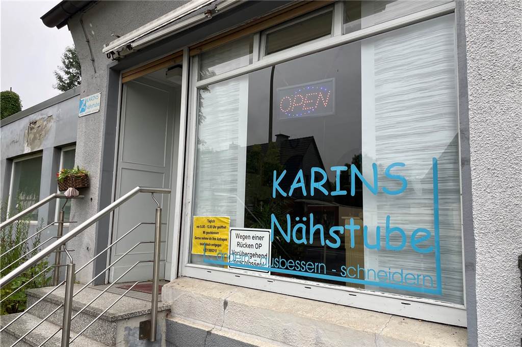 Zur Rente gezwungen: Karin Czajka muss mit 82 Jahren ihr Geschäft schließen Das Schaufenster der Änderungsschneiderei "Karins Nähstube"