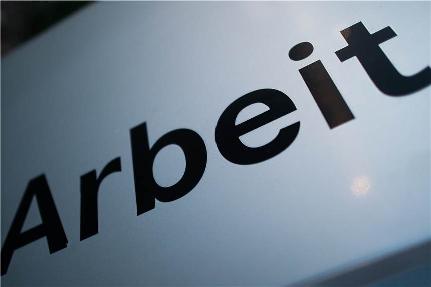 Die Arbeitslosenquote in Haltern ist trotz der Coronakrise gesunken Ein Schild steht mit Schriftzug „Arbeit“ steht vor einem Standort der Agentur für Arbeit.