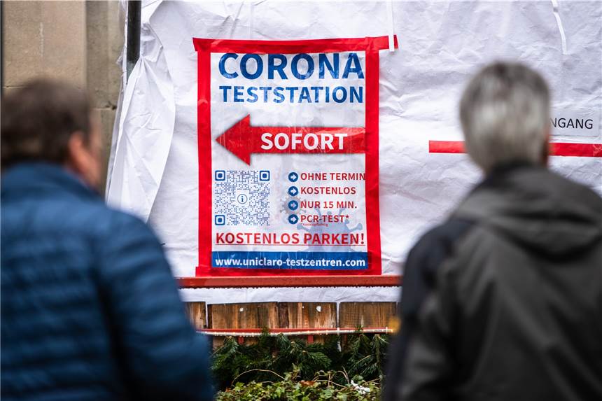 Kommt ein Ende der Testpflicht nach der Booster-Impfung? Ein Schild verweist auf ein Corona-Testzentrum.
