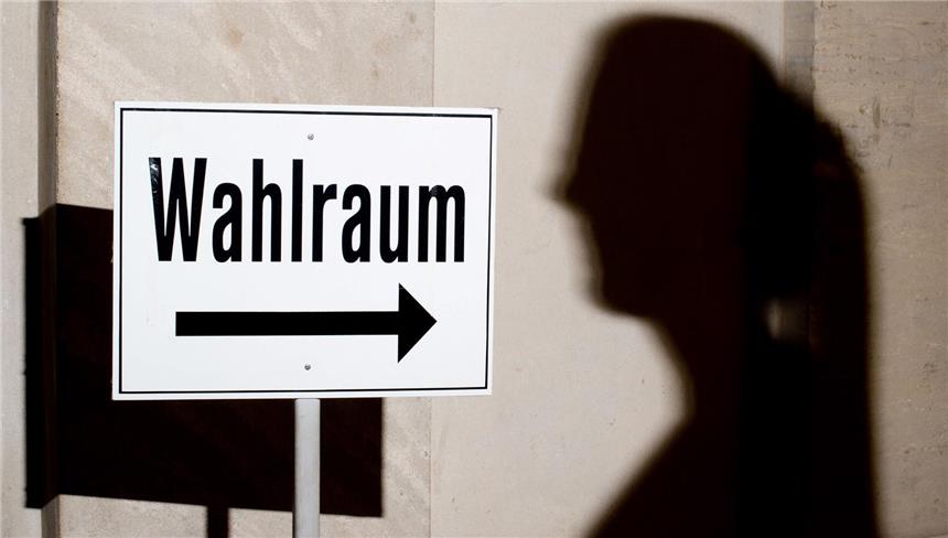 Alles über die Bürgermeisterwahlen in der Region Ein Schild "Wahlraum" steht am 27.08.2013 im Neuen Rathaus in Hannover (Niedersachsen). Wahlberechtigte können bereits jetzt ihre Briefwahlunterlagen für die Bundestagswahl 2013 und die Oberbürgermeisterwahl im Rathaus in Hannover abholen - und auch direkt vor Ort ausfüllen und in die Wahlurne werfen. Foto: Julian Stratenschulte/dpa +++(c) dpa - Bildfunk+++