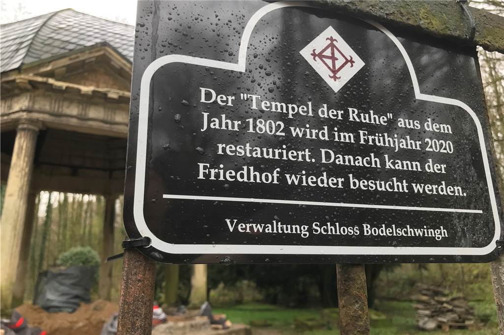 Perfekter Arbeitsort in der Corona-Krise: Tempel der Ruhe wird saniert Ein Schild weist auf das Alter des Bauwerks und die Arbeiten hin.