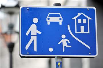 Ein Schild weist auf den Anfang einer Spielstraße hin. In Legden wird dieses Schild oft ignoriert.
