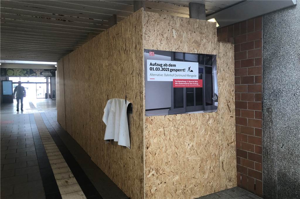 Im Hauptbahnhof Castrop-Rauxel ist ein Gleis nicht barrierefrei erreichbar Ein Schild weist auf die Arbeiten am Aufzug hin.