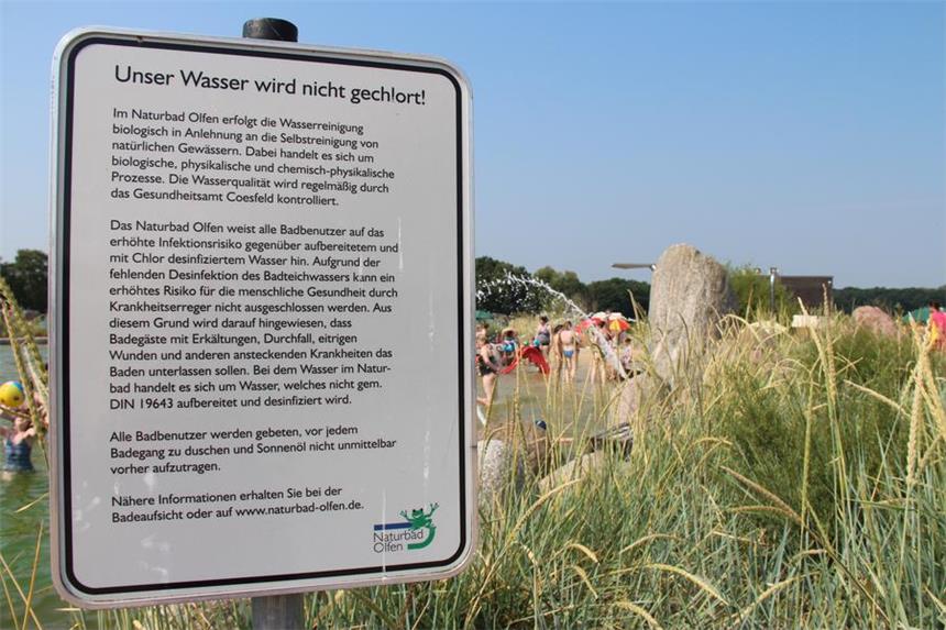 120 Krankmeldungen nach Naturbad-Besuch in Olfen Ein Schild weist darauf hin, dass das Wasser im Naturbad in Olfen nicht mit Chlor gereinigt wird.
