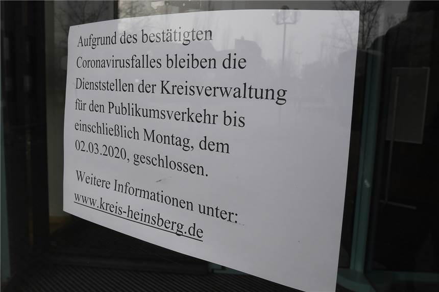 Heinsberg: Quarantäne-Betroffene beklagt zu wenig Tests auf Infektion Ein Schild weist daraufhin, dass das Kreishaus bis Montag wegen der Coronavirusfälle für den Publikumsverkehr geschlossen bleibt. Eine Quarantäne-Betroffene soll Montag wieder arbeiten gehen - sie ist sich unsicher.