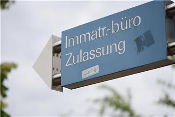 Ein Schild weist den Weg zu einem Immatrikulationsbüro bzw. zur Zulassungsstelle einer Universität. Foto: Jens Kalaene/Archiv