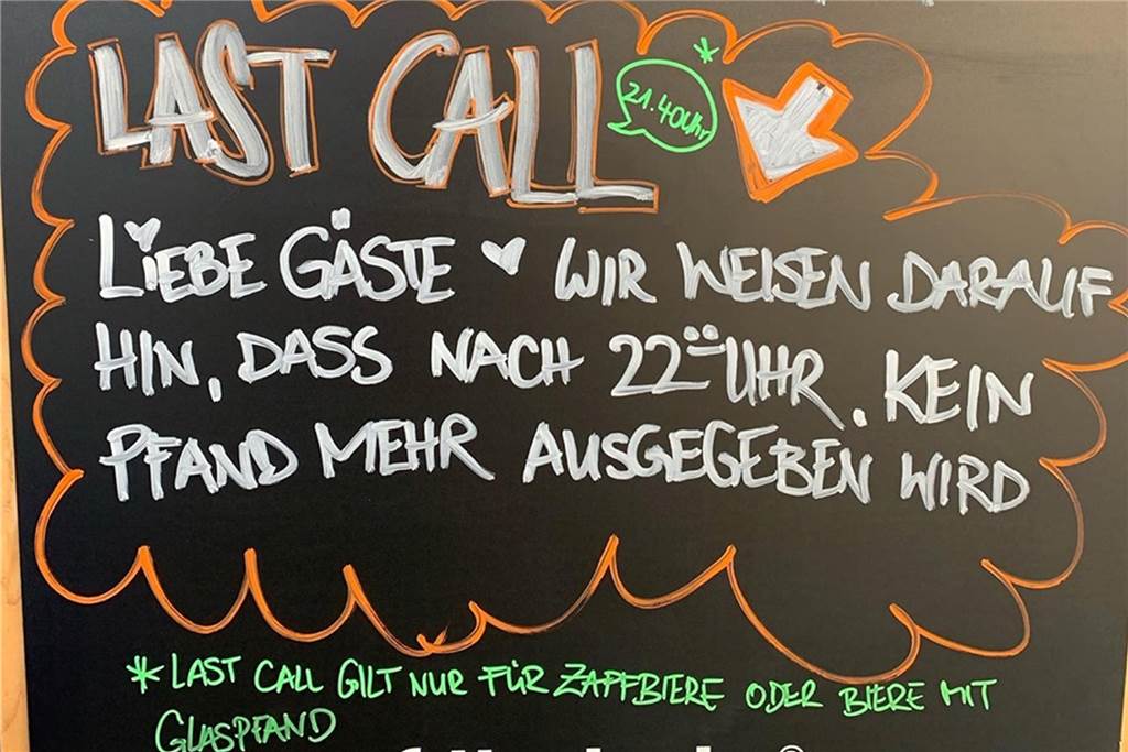 Ärger mit Anwohnern: Warum diese Bude überpünktlich Feierabend machen muss Ein Schild weist die Gäste darauf hin, pünktlich Schluss zu machen.