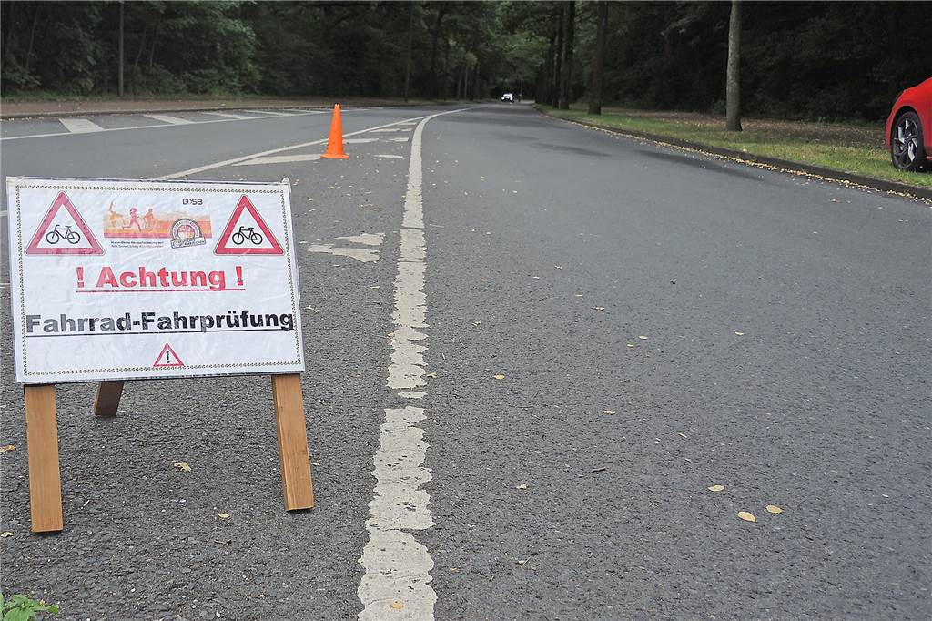 Radfahren als Ersatz fürs Laufen beim Sportabzeichen? - Viele machen einfach beides Ein Schild wies die Autofahrer darauf hin, dass am letzten Juli-Samstag die erste Radfahr- und Walking-Prüfung für das Sportabzeichen am Ickerner Rapensweg über die Bühne ging.