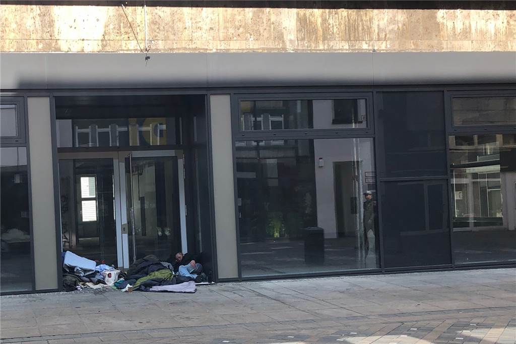 Obdachlose in Dortmund: Verwahrlosung und psychische Belastung nehmen zu Ein Schlaflager im Eingang eines leer stehenden Ladenlokals am Ostenhellweg.