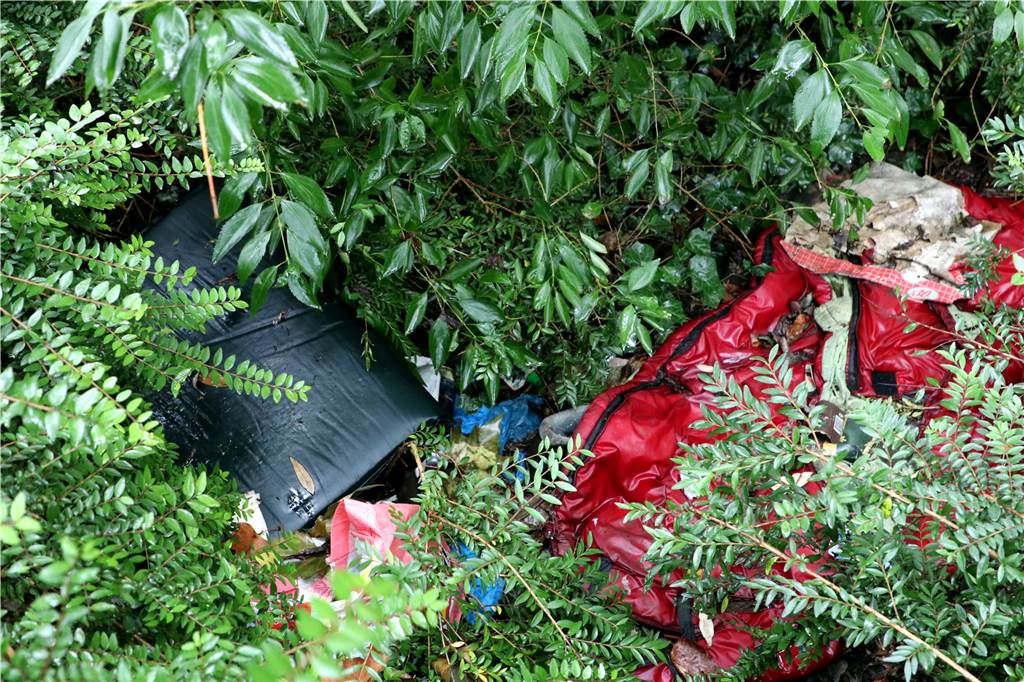 Beschwerden über immer mehr Bettler - Obdachlose schläft auf privater Terrasse Ein Schlafsack und eine Unterlage in den Büschen neben der U-Bahn-Station deuten darauf hin, dass hier Menschen schlafen.