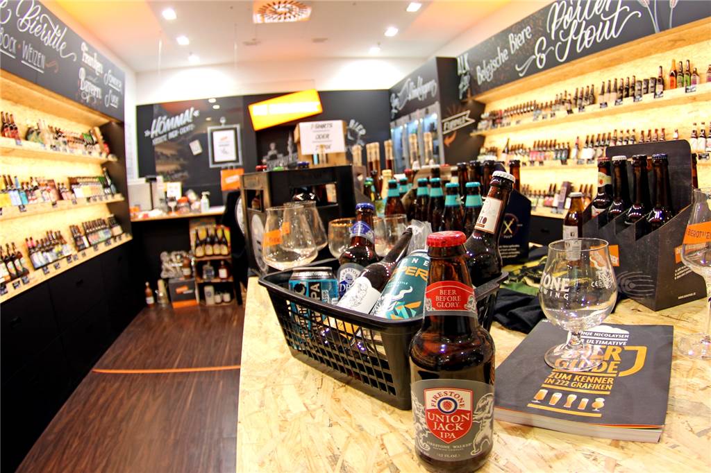 Ein Schlaraffenland für Freunde des nicht alltäglichen Gerstensaftes: In der Bierothek gibt es über 300 verschiedene Biersorten.