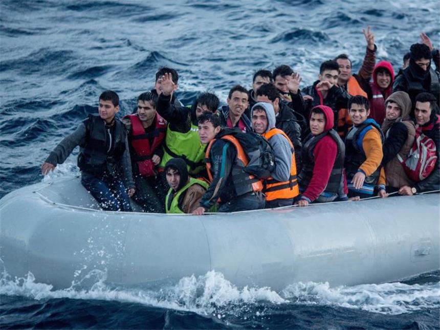 Brüssel: Garantien für Flüchtlinge bei Türkei-Abkommen nötig Ein Schlauchboot mit rund 35 Flüchtlingen nimmt Kurs auf die griechische Insel Lesbos. Foto: Kay Nietfeld/Archiv