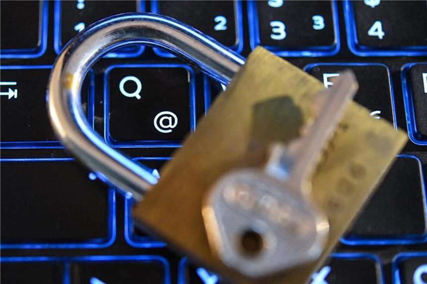 NRW-Datenschützer versinken in Anfragen Ein Schloss liegt auf einer Tastatur eines Computers. Foto: Patrick Pleul/Archiv