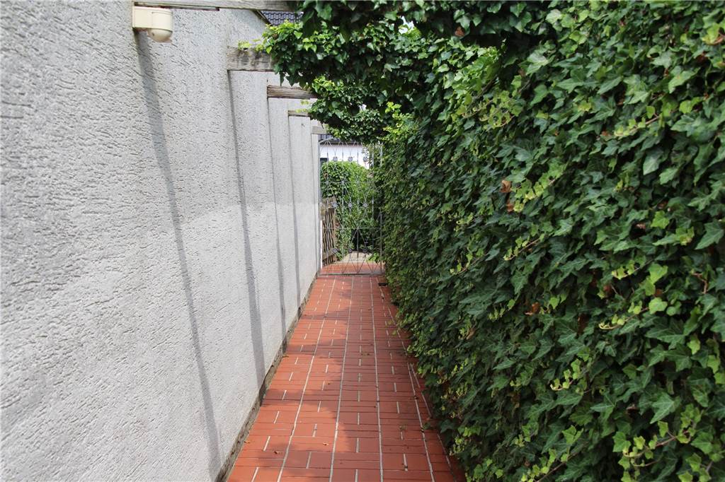 Gartenserie: Bei den Nowaks in Selm wird der Garten zum Heimathafen Ein schmaler Gang zwischen Garage und Efeuhecke: So gelangten die Nowaks früher in ihren Garten. „Das war wie ein Schrebergarten“, sagt die Hausherrin. Heute können sie den direkten Weg nehmen.