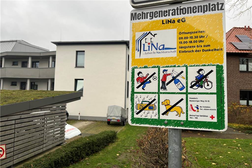 Spielplatz am Hennewiger Weg versperrt: LiNa soll Versprechen einlösen Hinweisschild zum Mehrgenerationenplatz Hennewiger Weg