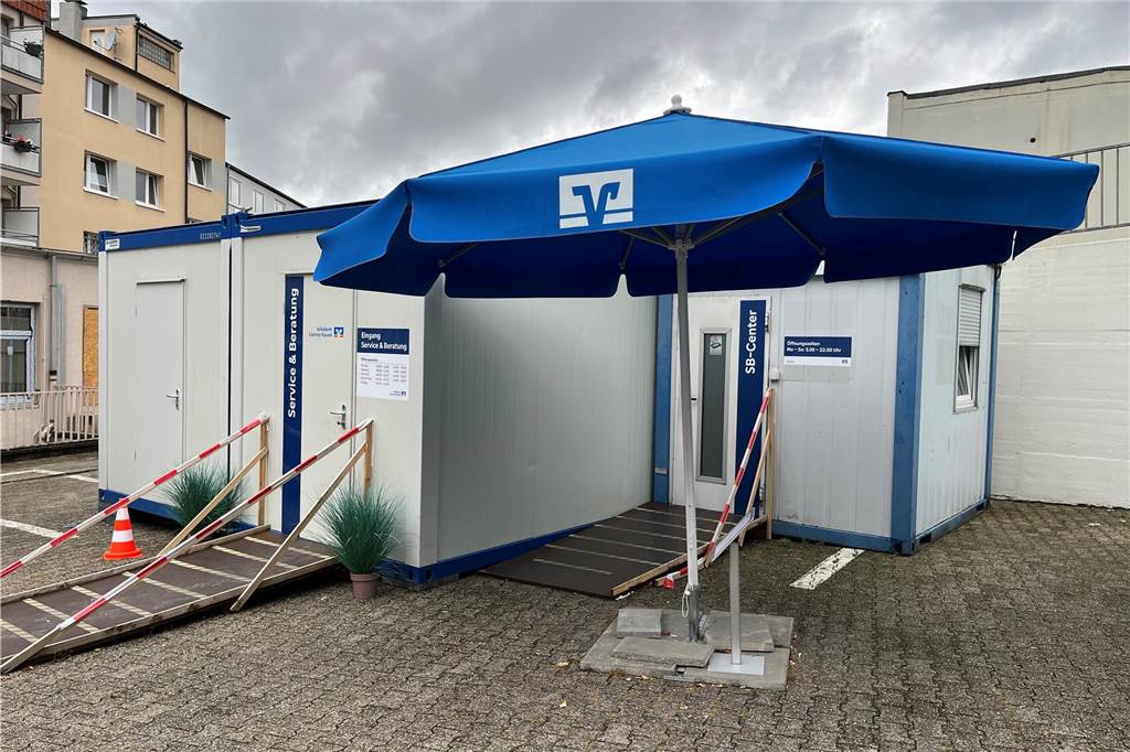 Volksbank öffnet im neuen Gewand: Bekenntnis zu Standort am Biesenkamp Ein Bild von den Containern auf dem Parkplatz, in denen die Volksbank ihre Kunden während des Umbaus beraten hat.