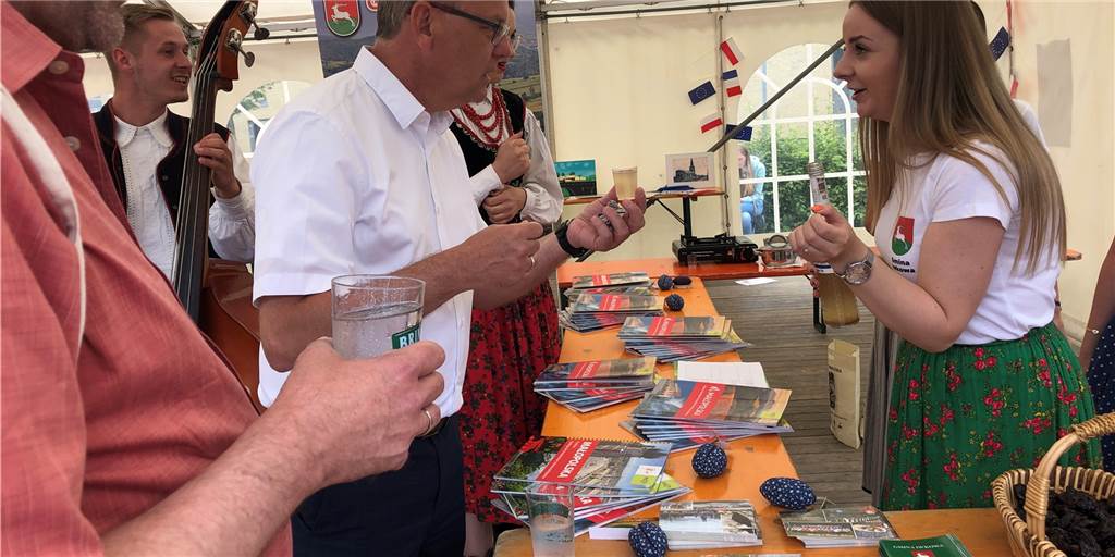 Stadtfest-Familientag in Selm: Polonaise, Schnäpschen, Musik Ein Schnäpschen lässt sich Selms Bürgermeister Thomas Orlowski am Stand der polnischen Gäste aus Iwkowa nicht entgehen.