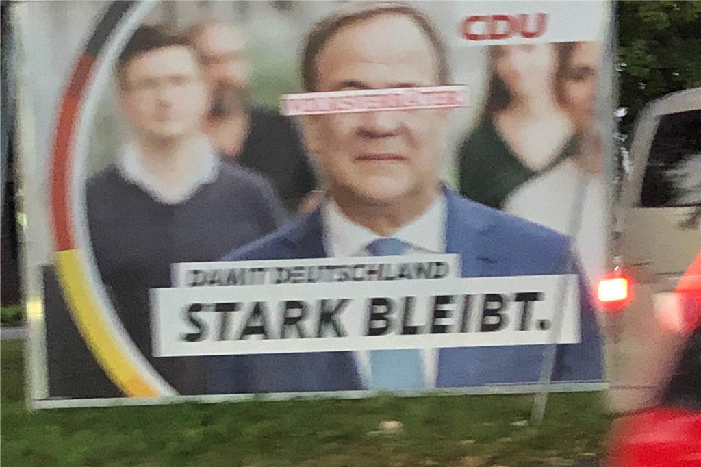 Rechte Hetz-Parole auf Wahlplakaten an der B1 Ein Schnappschuss vom Donnerstagmorgen zeigt ein CDU-Plakat mit einem Hetz-Aufkleber. Kurze Zeit später war er wieder entfernt worden.
