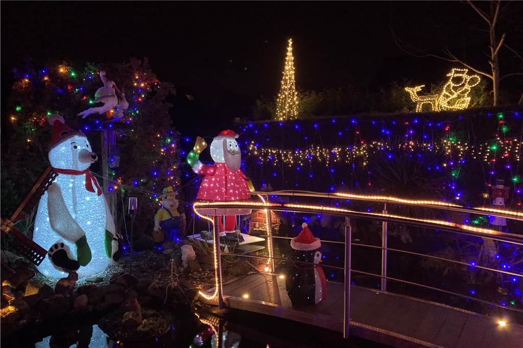 Ein Schneemann und ein Weihnachtsmann sind die markantesten Figuren.