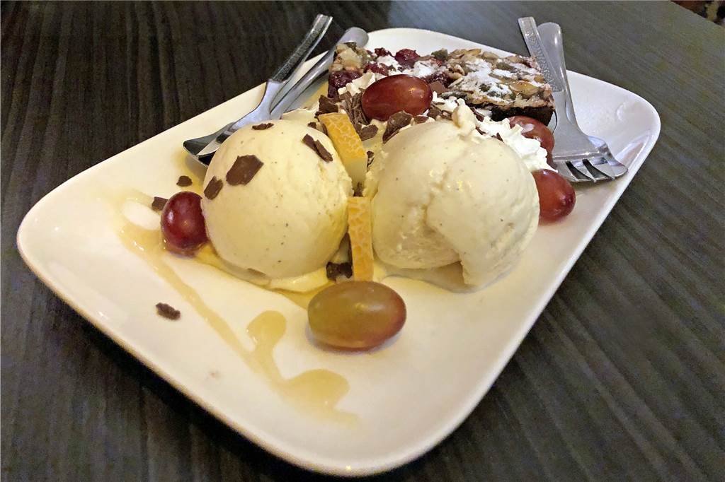 Das Vivendi macht auch fleischlos glücklich Ein schöner Schlussakkord: Der Schoko-Himbeerbrownie mit Vanilleis.